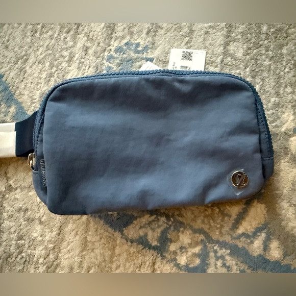 Lululemon Everywhere Belt Bag 1L Washed Denim - Picture 5 of 8